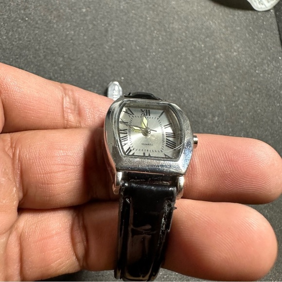 Bret roberts ladies quartz watch silver tone roman numeral dial black strap - Picture 5 of 10